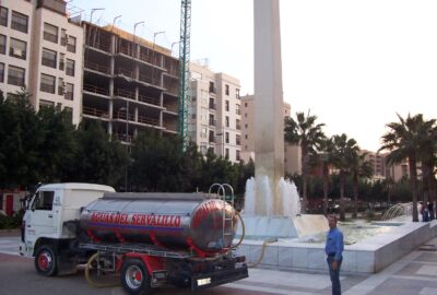 camión cisterna en ciudad