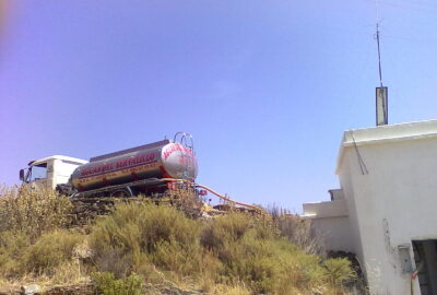foto camión cisterna en campo de cultivo