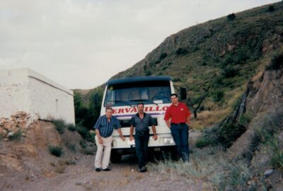foto dueños empresa apoyados en camión