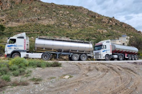 camiones cisterna con fondo verdoso