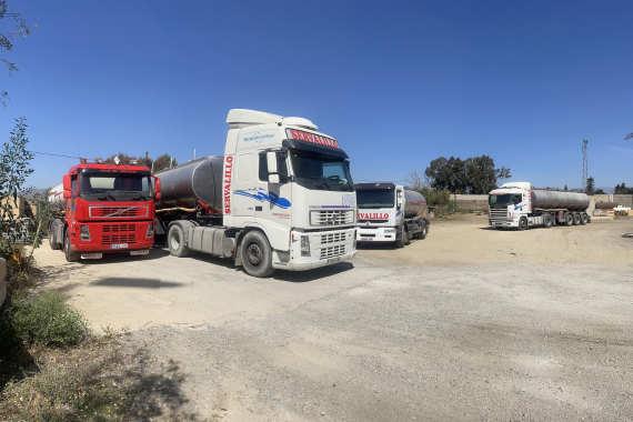 camiones cisterna en terreno arenoso