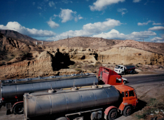 foto antigua de la flota de camiones cisterna