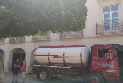 edificio y camión cisterna