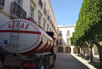 edificio y camión cisterna