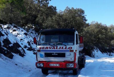 foto camión cisterna en nieve