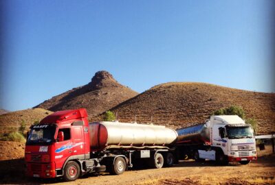 foto camión cisterna en campo