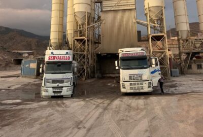 foto camiones cisterna en industria