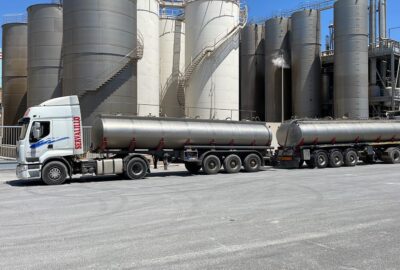 foto camión cisterna en industria