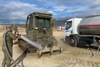 servicio de agua en playa con camión cisterna