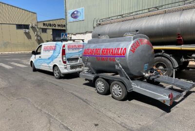camión cisterna y furgoneta