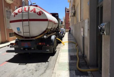 servicio de agua con camión cisterna