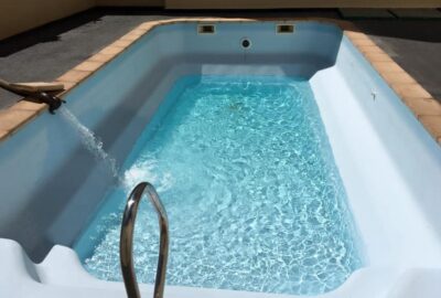 piscina en proceso de llenado