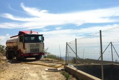 foto camión cisterna en campo de cultivo