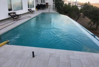 piscina en proceso de llenado