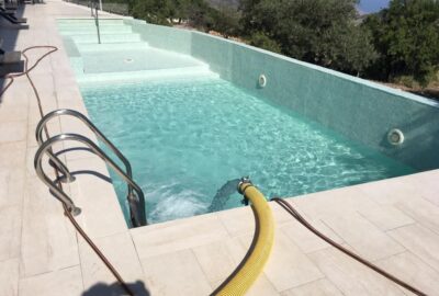 piscina en proceso de llenado