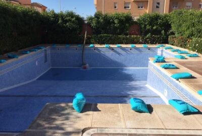 piscina vacía en proceso de llenado