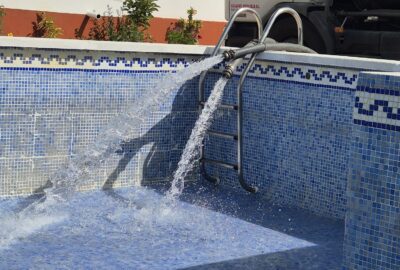 piscina en proceso de llenado