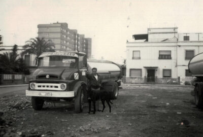 foto en blanco y negro de camión y personas