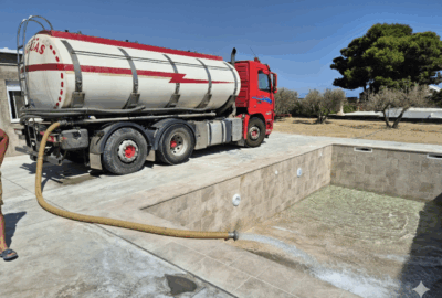 camión cisterna llenando piscina