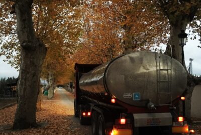 foto camión cisterna en campo