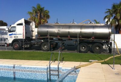 camión cisterna llenando piscina