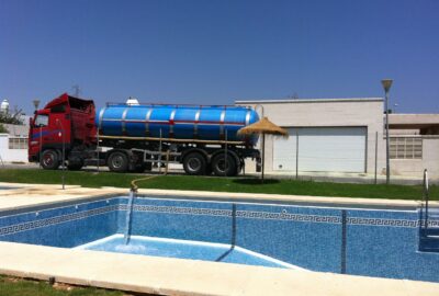 camión cisterna llenando piscina
