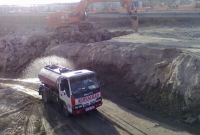 foto camión cisterna en campo de cultivo